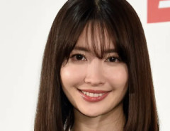 【画像】小嶋陽菜(36)のEカップバスト、9割が見えてしまうwwwwwww