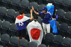 【悲報】サッカーファンさん、W杯でゴミ拾いという伝統をアピールしたすぎてゴミ袋を応援グッズにし始めるｗｗ
