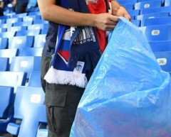 【悲報】日本の主婦さん「日本の男サァ、サッカー広場でゴミ拾いするのはいいけど、まずは家の中の掃除ぐらい自分でしようよ」