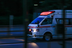 救急車「ピー！ポー！ピー！ポー！」　 ワイ「この感じ……右、いや正面か！」→