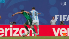 【悲報】FIFAの神 メッシ、悪質踏みつけも見逃されるｗｗｗｗｗｗｗｗｗｗ
