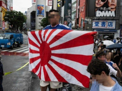 【日本のサッカーファンが街頭応援で旭日旗を掲げる】徐?徳教授が批判