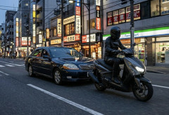 バイク乗り始めたんやがら煽ってくる車多すぎて草