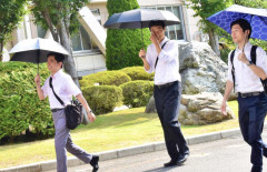 【悲報】日傘男子、出没し始める・・・