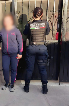 【画像】この婦人警官、ケツデカ過ぎｗｗｗｗｗｗ