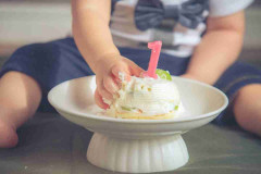 《ドリフやん！と爆笑》福岡「1才児顔面ケーキ動画」騒動で注目された“スマッシュケーキ”とは「SNS映え」が産んだ新たな悲劇か