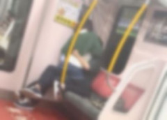 【優先悲報】ま～んさん、電車で発情してしまう【→動画】