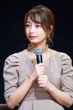 【悲報】宇垣美里さん、SNSを見る気分を「石の裏」と表現してしまう