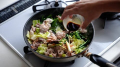 【悲報】野菜炒め作っても水出まくりでびしょびしょの奴になる！！