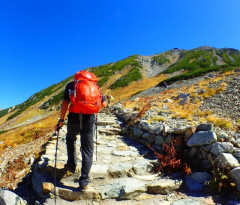 登山が趣味の人って６時間とか８時間かけて山登ってるのヤバくない？