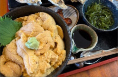 【画像】北海道にある民宿の食事、ウニと牡蠣の量が限界突破ｗｗｗｗｗｗｗｗｗｗ
