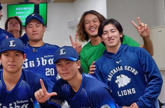 【画像】西武投手陣の記念写真、ロン毛のファンが紛れ込む