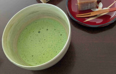 家で抹茶飲んでる人