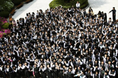 【悲報】韓国人女性の集合写真、ガチで見た目の話になってしまう・・・・・・・・・