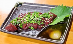 「自分だけは大丈夫」と信じて炙りレバーを勧められて食べた人　→　最悪の恐ろしい末路になり、むせび泣く…