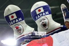韓国人「中国メディアが日本人サポーターを批判する理由がこちらです‥」→「妬みと賞賛が入り混じってカオスすぎる（ﾌﾞﾙﾌﾞﾙ）」
