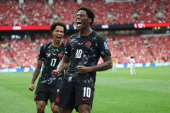 カナダ代表、J・デービッド圧巻ハットなど2人退場のカタールを6-0粉砕！歴史的初勝利もMFコネが負傷交代　北中米W杯第2節（関連まとめ）