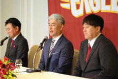 記者が感じた吉井監督就任会見の違和感「まるで石井一久GMを『バカで無能な置物』のような扱い」