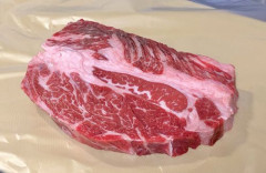 【画像】W杯観戦で初めて米テキサスに来た日本人男性、本物のBBQの超ド級にぶ厚い肉を食い、感動でむせび泣く！！　「ぶ厚いのに信じられない位柔らかい」