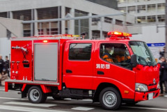 東京・北区の小学校で火事が発生し、逃げ遅れた生徒らがとんでもない所に避難している緊迫した動画が拡散される
