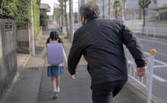 「黒マスクのぶつかりおじさん」体当たりで女子小学生(7)に怪我をさせ逮捕