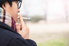 【画像】陽キャ「大学生なのにタバコ吸わないやつ意味わからん。絶対に吸えた方が楽しくね？」8千いいね