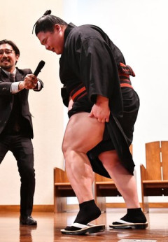 【画像】力士、生足で魁力をアピール