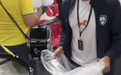 【悲報】ウズベキスタン代表、日本の真似をして掃除をしてしまうｗｗｗｗｗｗｗｗｗｗｗｗ