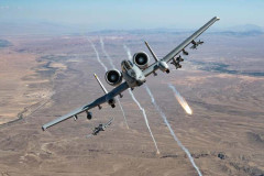 過酷な砂漠地帯上空でA-10サンダーボルトII攻撃機が編隊飛行！