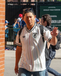【朗報】今永昇太さん、貴重なサッカー日本代表アウェイユニで球場入り