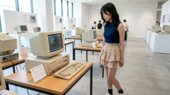 【画像】PCの上にディスプレイ置くのは阿呆という風潮‥‥いや昔はそれがスタンダードだったじゃん？？？