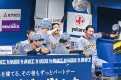 【悲報】阪神大山、ベンチの扇風機を独占していた…