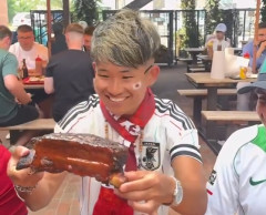 日本人がアメリカでテキサスBBQを美味しそうに食べる動画が話題に！　海外の反応。