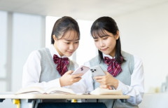【流行語】今どきの女子高生が使う“若者言葉”は？　「ワホー」「ドパガキ」などTikTok発の言葉が中心に