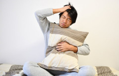 朝早く起きて、スマホで2ちゃんねるを見ながらお菓子を食べていたら、寝ぼけた彼氏が…。