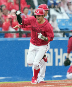 カープ小園『懲罰スタメン落ち』も代打2ラン！新井監督「本人も考えることがあると思うから」【監督談話/祝勝会】
