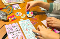 【大人の子供化】我々の子供の時の母親や大人の女性は、ガチャガチャまわしたりシール集めたりしてなかったよな？ → 物議に