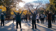 毎朝近所の公園で大音量で年寄りが集まってやってるラジオ体操が地味にストレスなんやけど