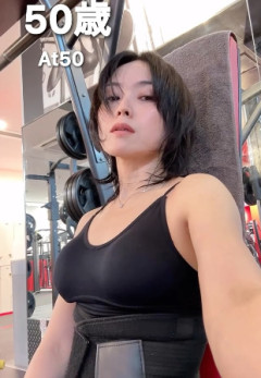 【画像】美しすぎる50歳の筋トレ女子、発見されるｗｗｗｗ