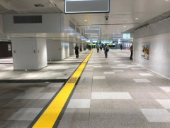 【動画】駅に潜む「ぶつかり弱男」、撮影される