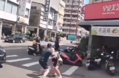 【悲報】バイクをはねた自動車の運転手、なぜか通行人と喧嘩を始めてしまう…