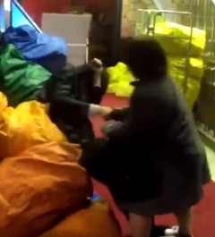 【動画あり】ガリガリホストさん、ぽっちゃり系女性に掴まれボコボコにされてしまうｗｗｗ
