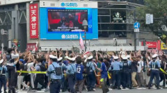 【サッカーW杯】渋谷スクランブル交差点は「人・人・人」のお祭り騒ぎに 警察は「まもなく赤信号です!」と厳戒態勢(動画あり)