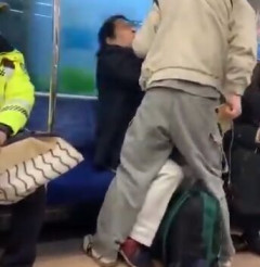 【動画】電車の喧嘩がヤバいwwwwwww