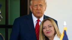 トランプ「メローニは俺に写真撮影を懇願してきたw哀れだからOKしてやったぜw」