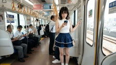 【知ってた】世界的な出生率低下は「スマホの普及」