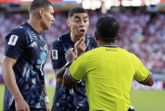 W杯の新ルールで一発レッドで退場！　パラグアイの10番アルミロン、口元を手で隠す行為