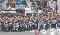 【Ｗ杯】渋谷スクランブル交差点は「人・人・人」のお祭り騒ぎに　警察は「まもなく赤信号です！」と厳戒態勢