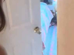 娘がカレシを家に連れてきた。挨拶後にふたりで娘の部屋へ行った → 少し経って様子を見に行くと