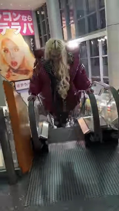 アレン様　エスカレーターでふざける動画がXで拡散　批判殺到（動画あり）